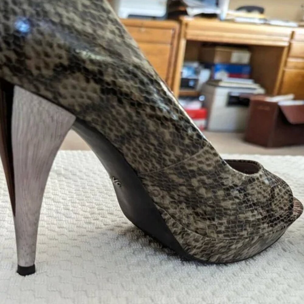 Kenneth Cole faux snake skin  peep toe leather heel  Size 8.5 - Picture 3 of 7
